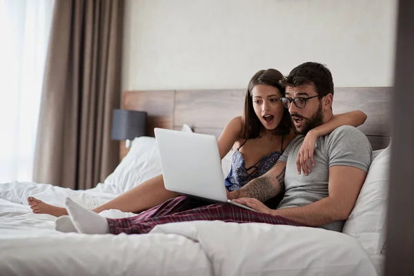 幸せなカップルのラップトップ上のセックス ビデオを見て一緒に 技術コンセプトを笑って — ストック写真