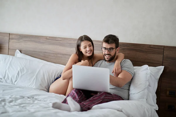 Dizüstü Bilgisayar Internet Sörf Yatakta Genç Bir Çift Modern Yaşam — Stok fotoğraf