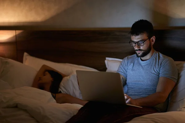 Empresario Acostado Cama Casa Trabajando Con Ordenador Portátil Hasta Tarde — Foto de Stock