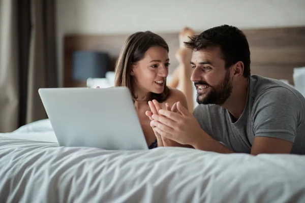 Pareja Sonriente Casa Navegando Por Red Cama Por Mañana — Foto de Stock