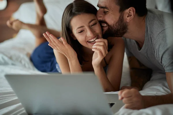 Felice Letto Divertente Giovane Coppia Con Computer Portatile Nel Letto — Foto Stock