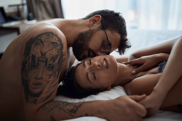 Sexy Jovem Casal Sendo Íntimo Cama — Fotografia de Stock