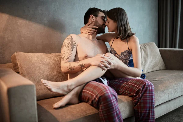 Jovem Casal Sexy Quarto Apaixonado Beijando — Fotografia de Stock