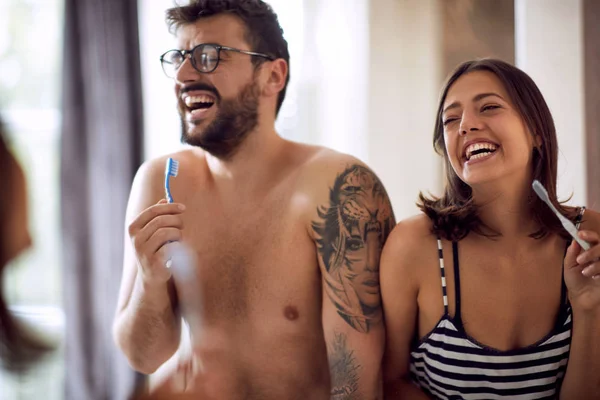 自分の歯を磨く若い幸せなカップル — ストック写真