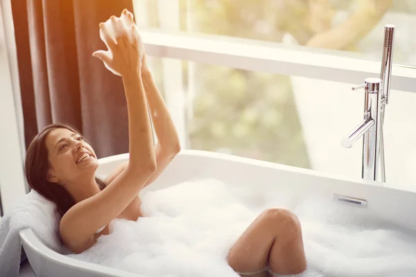 Schöne Lächelnde Frau Entspannt Sich Der Badewanne Und Spielt Mit — Stockfoto