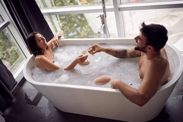 Sexy Joven Pareja Disfrutando Relajándose Bañera Bebiendo Champán —  Fotos de Stock