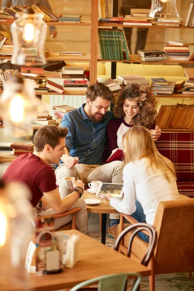 Dois Casais Desfrutando Chat Café Biblioteca — Fotografia de Stock