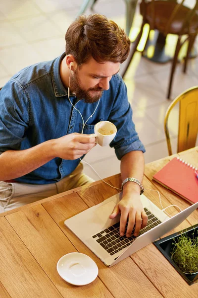 Masculino Trabalhando Laptop Bebe Café Café — Fotografia de Stock