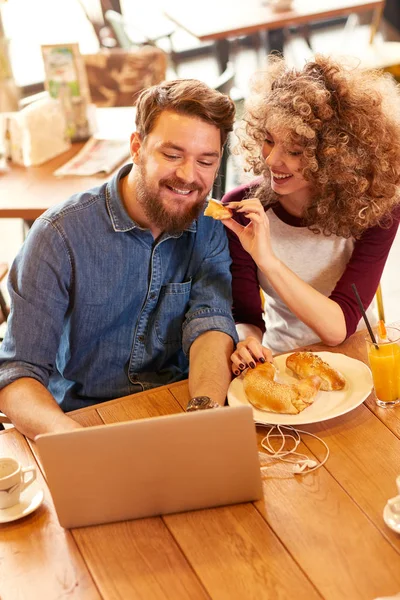 Pareja Comiendo Trabajando Restaurante — Foto de Stock