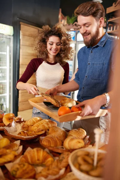 Chica Sirve Comprador Con Pasteles Frescos Pastelería — Foto de Stock