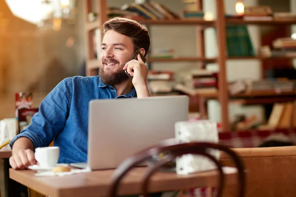 Genç Erkek Kitaplığındaki Cep Telefonuyla Konuşmak — Stok fotoğraf