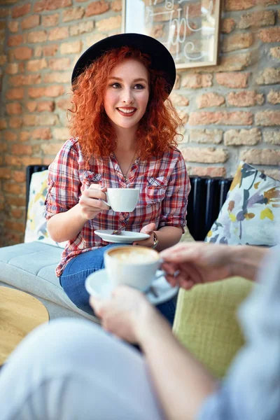 Mooi Krullend Meisje Drinken Van Warme Koffie Cafetreia — Stockfoto