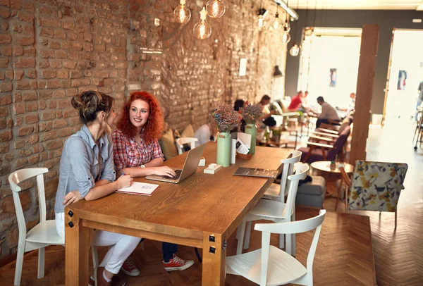 Två Studenter Som Förbereder Sig För Undervisning Café — Stockfoto