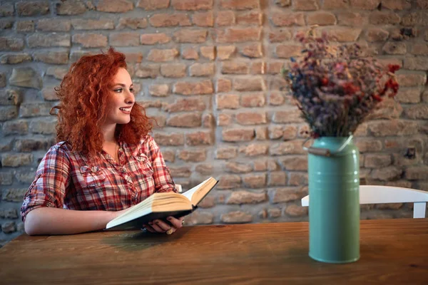 Roodharige Meisje Lezen Boek Binnen — Stockfoto