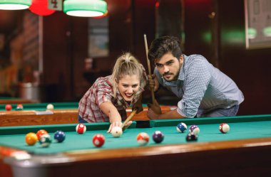 Bilardo-genç çift havuz topu çekim oyun 