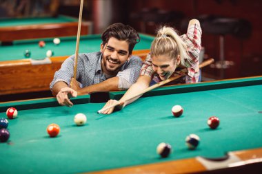 Çift tanışma ve birlikte billiar oynayarak vakit gülümseyen