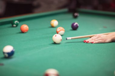 Oyun Bilardo - yakın çekim bilardo topları yeşil Bilardo masasında vurdu.