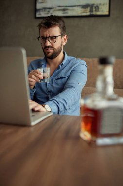 İşadamı çalışma - çalışıyor bir evden serbest olarak bir dizüstü bilgisayar ile bir bilgisayar için