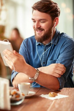 Kullanım cep telefonu iletişim için genç adam