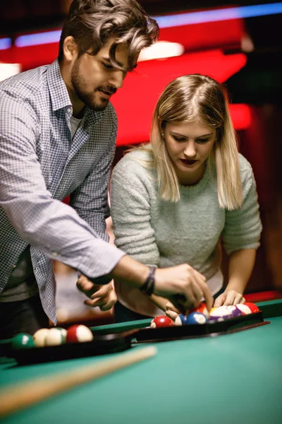 Jovem Casal Desfrutando Jogo Snooker Salão Bilhar — Fotografia de Stock