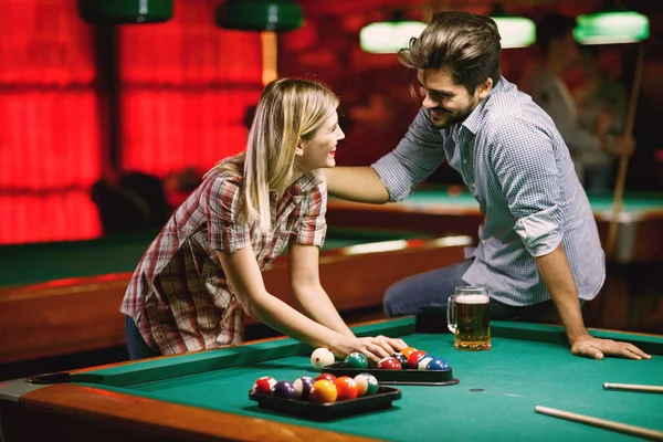 Jovem Casal Jogando Snooker Juntos Pub — Fotografia de Stock