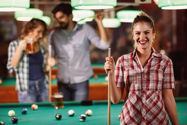 Ung Vacker Flicka Biljardklubb Med Cue Stick Poserar — Stockfoto