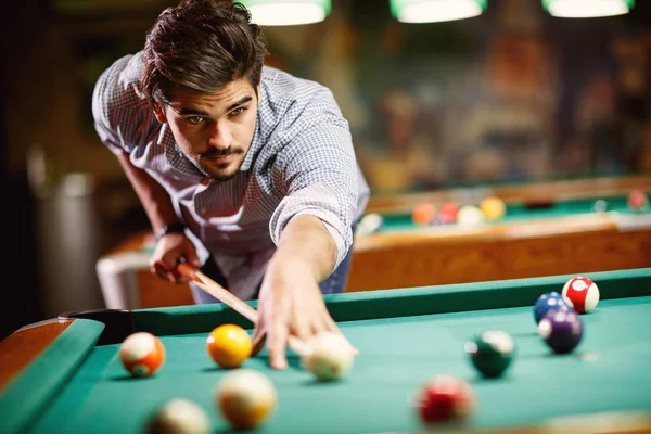 Allvarlig Man Syftar Till Pool Bollen Biljardspel — Stockfoto