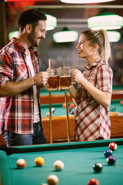 Jogando Bilhar Sorrindo Casal Passar Tempo Juntos — Fotografia de Stock