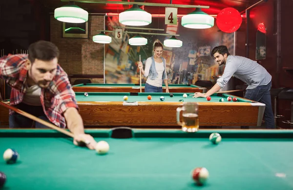Billard Spiele Glückliche Junge Freunde Genießen Pool Spielen Zusammen — Stockfoto