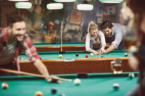 Temps Drôle Dans Club Billard Avec Des Amis Heureux — Photo