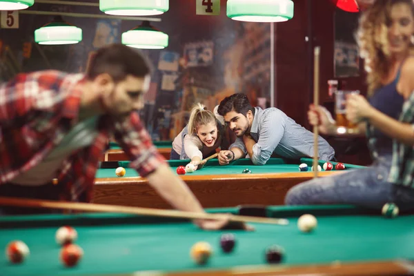 Jogo Bilhar Tempo Engraçado Com Amigos Felizes — Fotografia de Stock