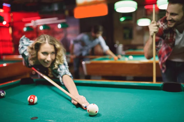 Çift Komik Zaman Bilardo Bar Kadın Oynarken Snooker Var — Stok fotoğraf