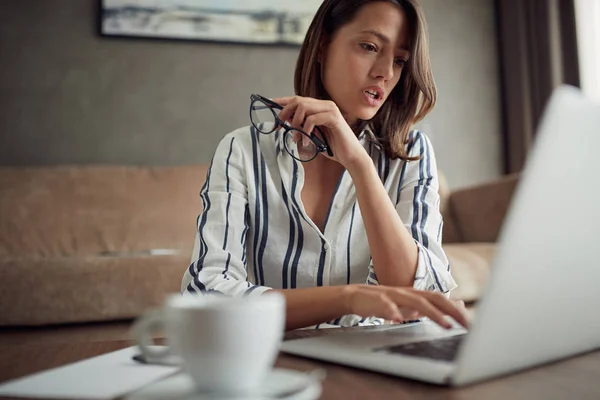 Mujer Agotada Trabajando Casa Con Portátil Como Freelance —  Fotos de Stock