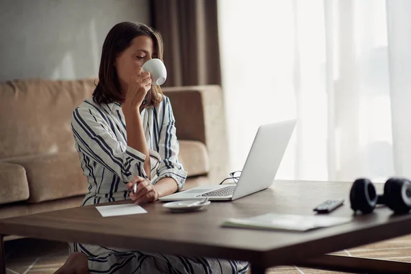 Jovem Mulher Exausta Trabalhando Casa Com Laptop Beber Café — Fotografia de Stock