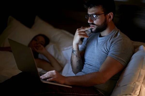 モダンな仕事中毒実業家の自宅のベッドの上に横たわると 夜遅くまでのラップトップで働く — ストック写真