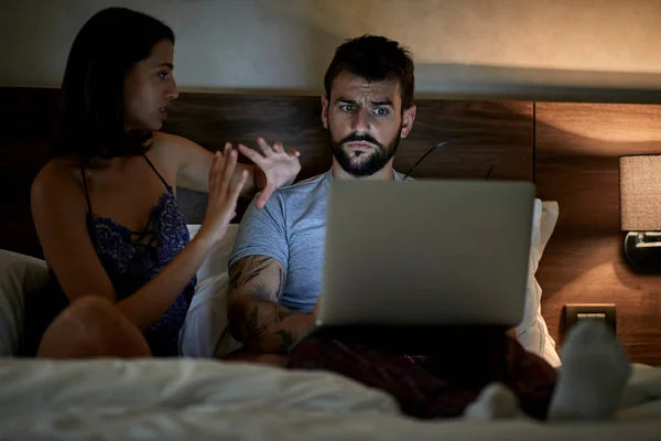 Ung Man Och Kvinna Med Laptop Titta Film Sängen — Stockfoto