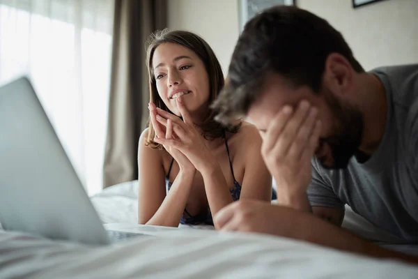 Personen Familie Bedtijd Leuk Concept Jonge Man Vrouw Met Laptop — Stockfoto