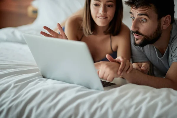 Feliz Cama Riendo Novio Novia Dormitorio Con Ordenador Portátil Viendo — Foto de Stock