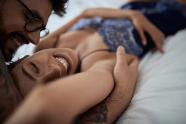 Amor Erotismo Dormitorio Hombre Besar Una Mujer Hermosa — Foto de Stock