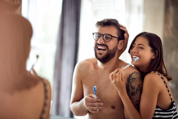 Lyckligt Par Borsta Tänderna Morgonen Hemma Badet — Stockfoto