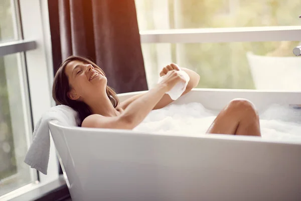 Hermosa Mujer Sonriente Relajándose Baño Con Espuma —  Fotos de Stock