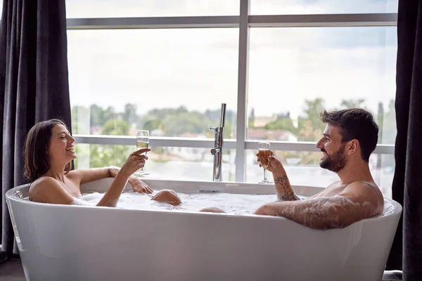 Seksi Genç Adam Kadın Birlikte Küvet Içki Şampanya Eğlenmek — Stok fotoğraf