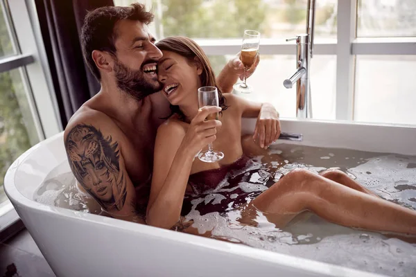 Relación Hermoso Hombre Mujer Está Bañando Juntos Relajando —  Fotos de Stock