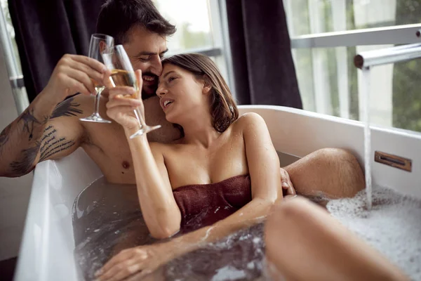 Joven Pareja Atractiva Está Disfrutando Baño Abrazo Besos Burbujas Espuma —  Fotos de Stock