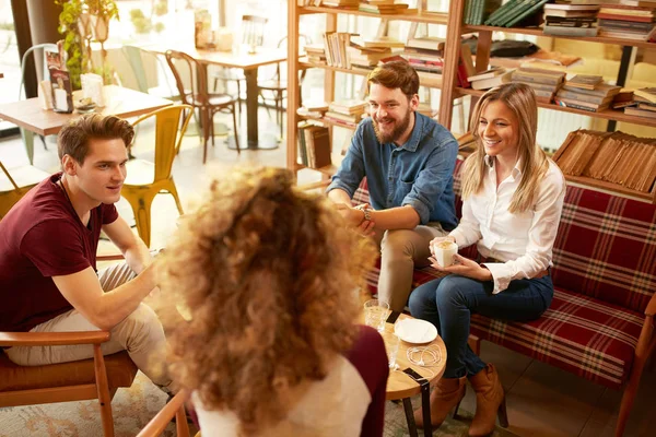 Unga Människor Vänliga Talk Café — Stockfoto