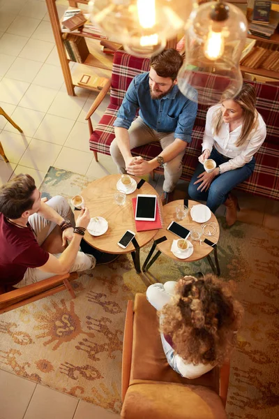 カフェで つの学生カップルの平面図 — ストック写真