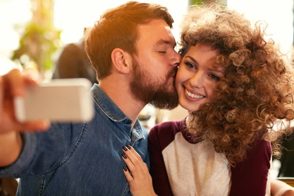 Curly Menina Com Namorado Beijando Tomar Selfie — Fotografia de Stock
