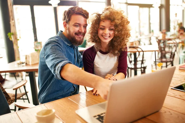 Ragazza Riccia Con Maschio Cercando Qualcosa Computer Portatile — Foto Stock