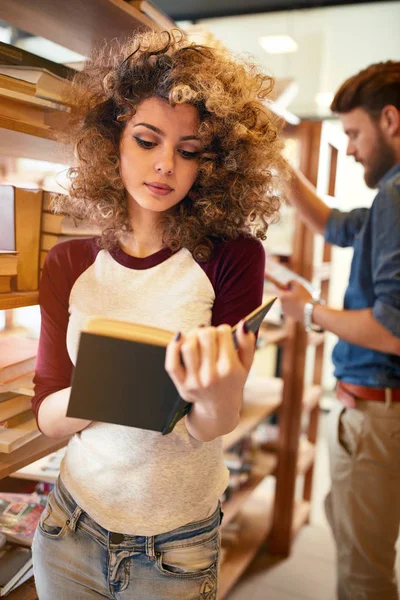 Fille Bouclée Lire Livre Dans Bibliothèque — Photo