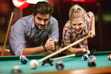 Güzel mutlu çift oyun Bilardo